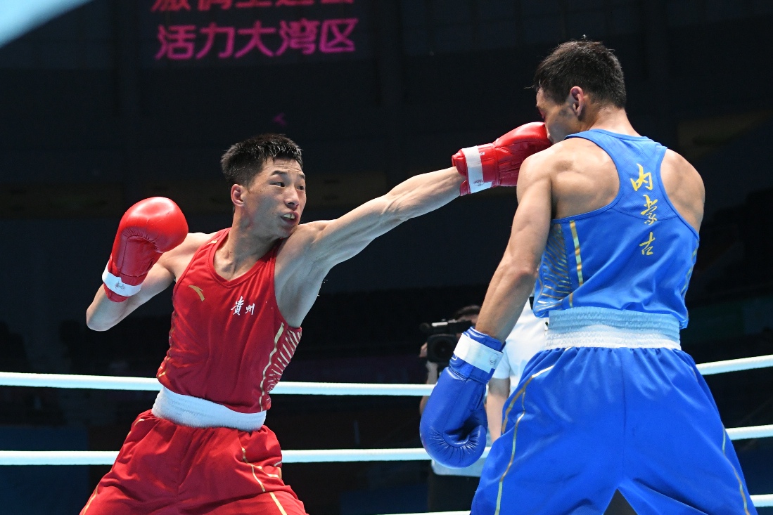 贵州健儿张家茂战胜内蒙古选手马新明夺得冠军。