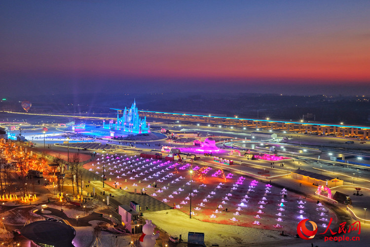 在长春肆季南河岸线公园,由270个雪雕组成的“雪人方队”吸引着市民游客前来观赏。人民网记者 李洋摄