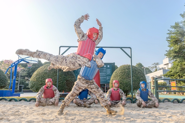 武警官兵在开展擒敌对抗训练。