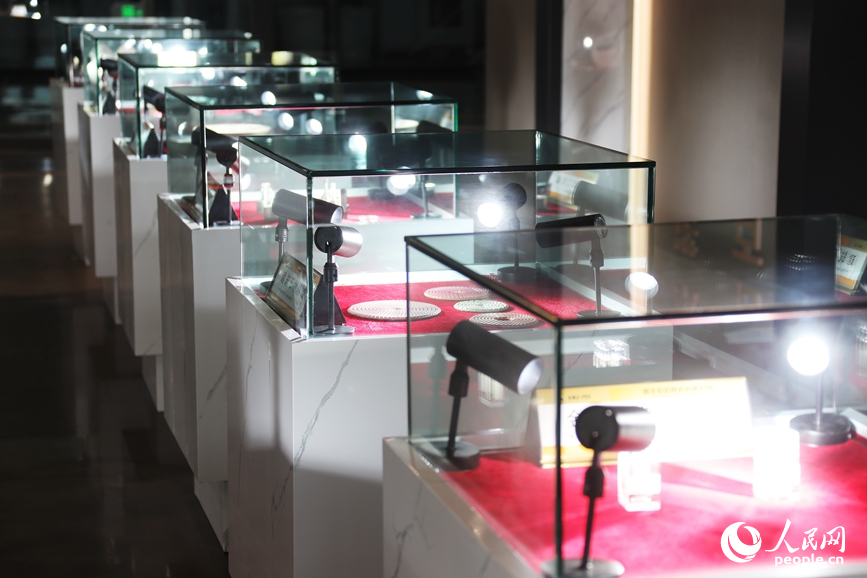 ���ʯ��Ʒչʾ������������ ����ƽ��