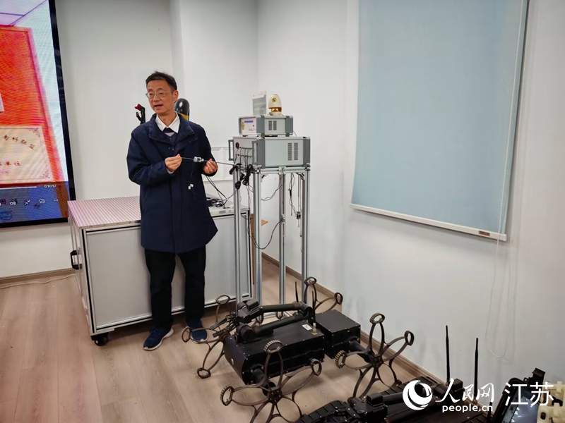 东南大学仪器科学与工程学院机器人传感与控制技术研究所所长宋爱国介绍研发成果。人民网 江楠摄