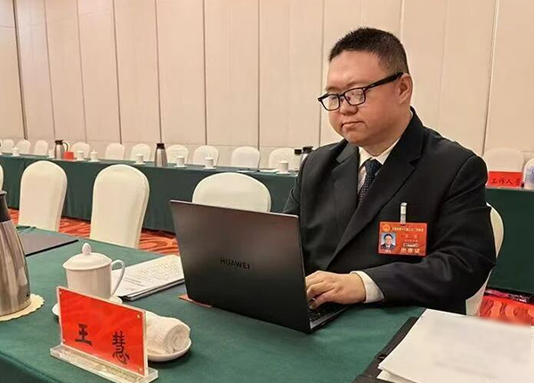 天津两会期间,天津市人大代表、天津市盲人协会主席、北京中银(天津)律师事务所律师王慧使用读屏软件浏览政府工作报告。受访者供图