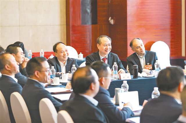 1��27�գ�����Э�����Ĵλ���ίԱס�أ�С������ʮ�����ҡ����� ��ʫ�� ��/�Ӿ�����