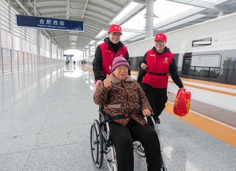 ����С����־Ը���복վ������Ա��ͬ����ص��ÿ͡�