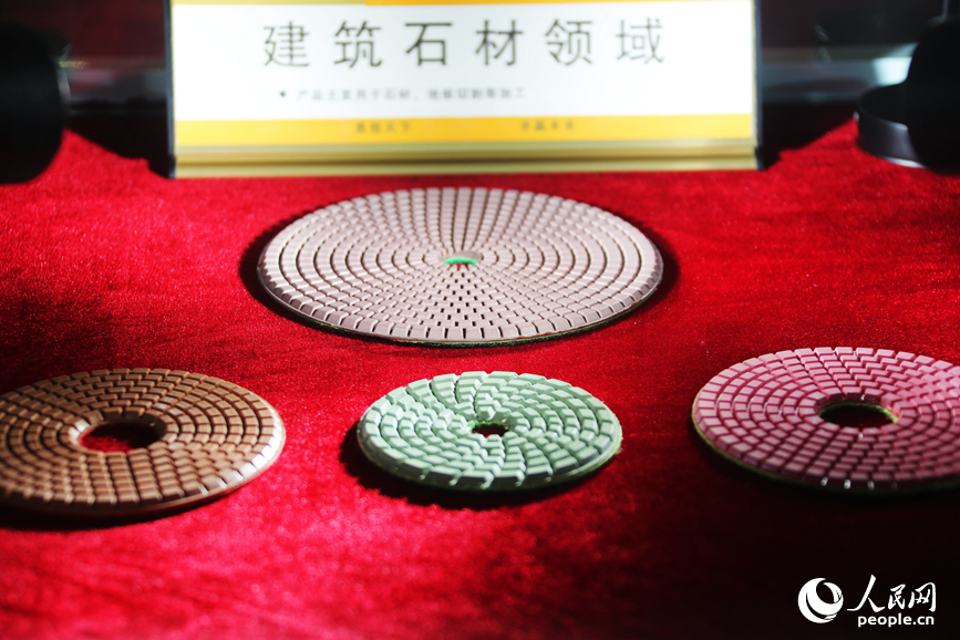 ���ʯ��Ʒչʾ������������ ����ƽ��