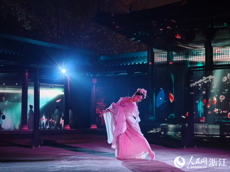 ¡¶µÂÊÙÒ¹Ñç¡·ÏÖ³¡¡£ÈËÃñÍø ÁõÐÀεÉã