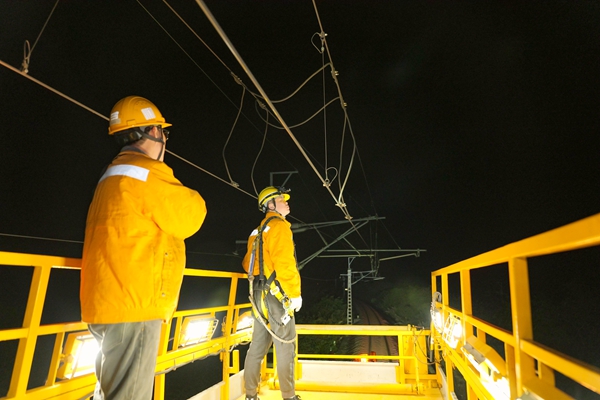 �Ӵ����������ڹ������ҵƽ̨�϶ԽӴ����豸���о�ϸ��顣Τ����