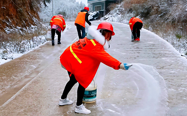 ��ɫ��¡���ع�·���ڵ�·����ѩ���Ρ��ƺ�����