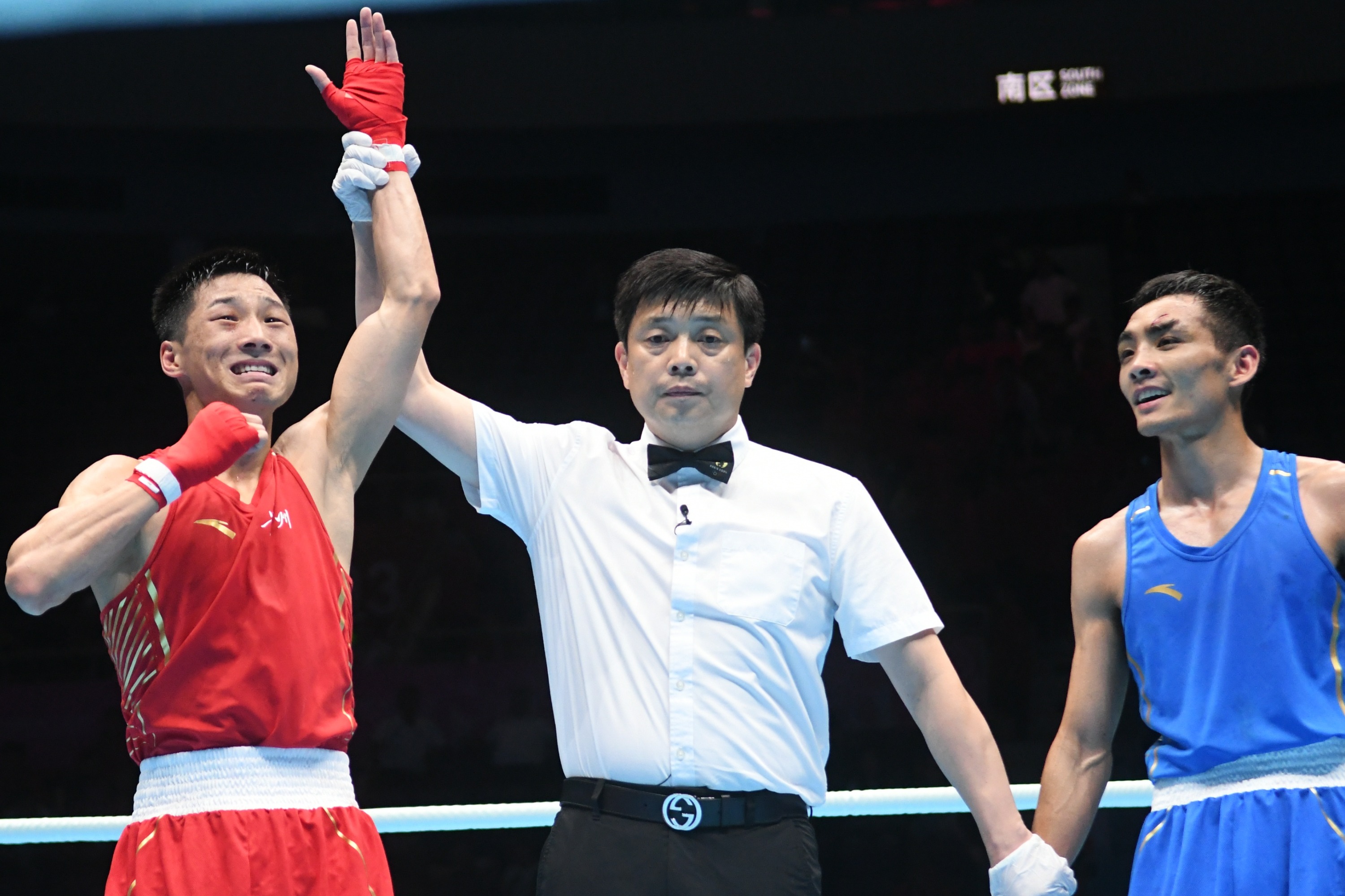 贵州健儿张家茂战胜内蒙古选手马新明夺得冠军。