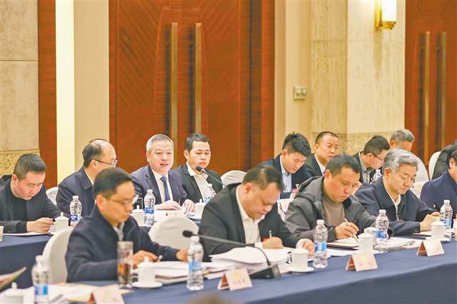 1��30�գ�����Э�����Ĵλ���ίԱס�أ���ЭίԱ�ǽ��з������ۡ����� ��ʫ�� ��/�Ӿ�����