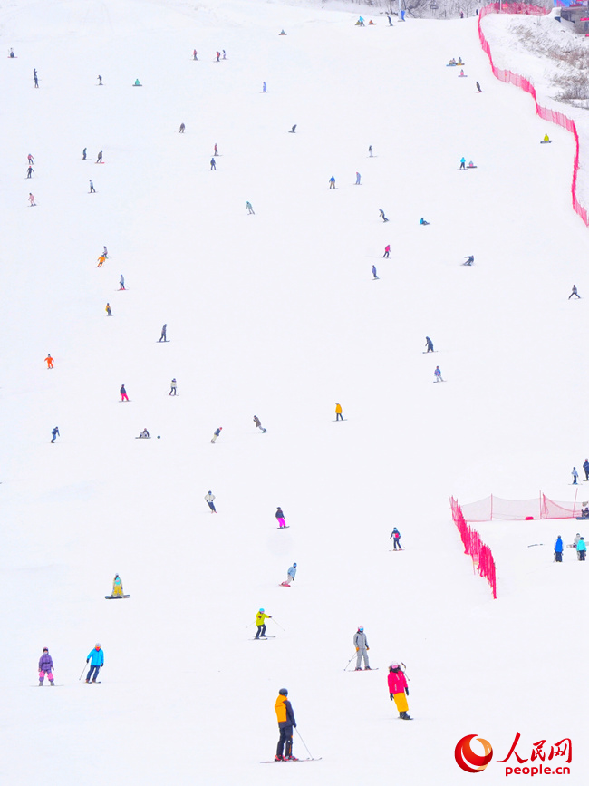 吉林北大湖滑雪场人流如织。人民网记者 李洋摄