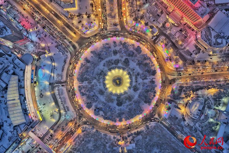 新雪季以来,吉林省长春市主要街路张灯结彩迎接游客,为市民游客营造出浓郁的冰雪氛围感。人民网记者 李洋摄