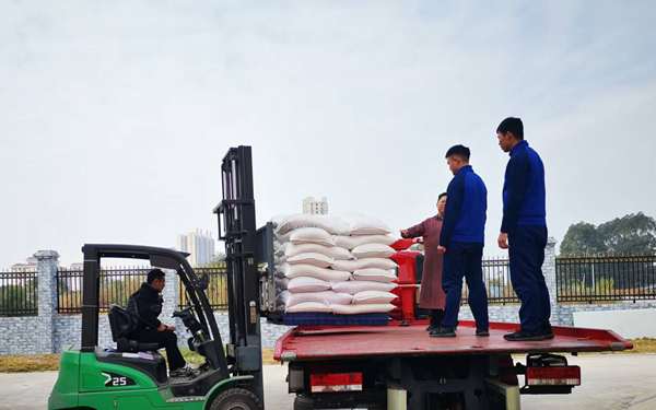 ������ҵ���Ű�ɫ�ֹ�˾��ѩӦ���������ͳ��⡣�ƺ�����