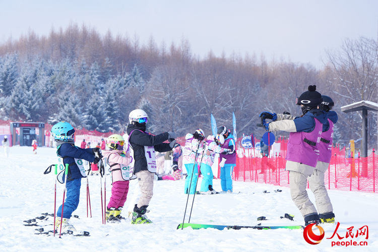 学生们在冰雪假期学习滑雪。人民网记者 李洋摄