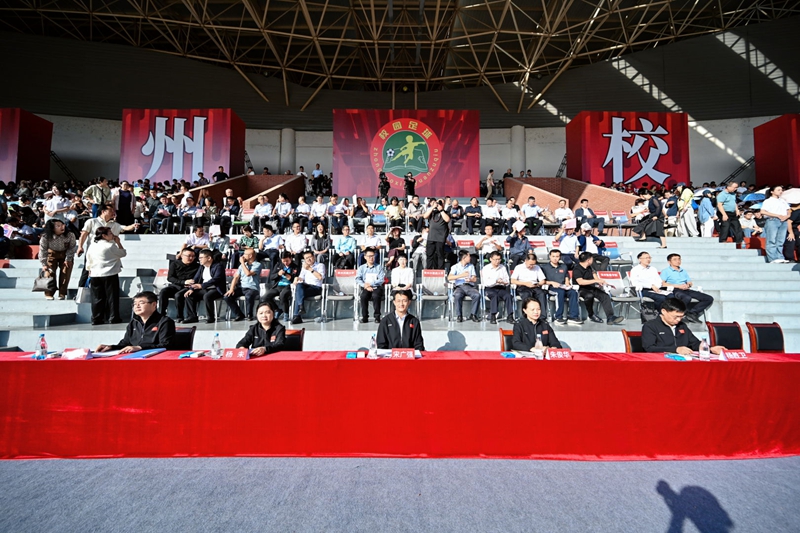 2��У�����ڹ��ݴ�ѧ��У�����򳡾���