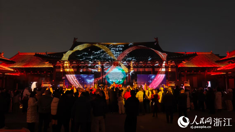 ¡¶µÂÊÙÒ¹Ñç¡·ÏÖ³¡¡£ÈËÃñÍø ÁõÐÀεÉã