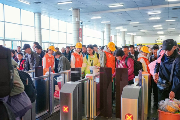 Õ¿½Õ¾Ö¾Ô¸ÕßÒýµ¼ÂÿÍÓÐÐò½øÕ¾³Ë³µ¡£ÀÓîÉã