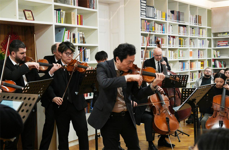 �й�����С�����������˼��Я�������������ּҼ����ų�Ա�������������������˹�й��Ļ����Ĺ�ͼ��