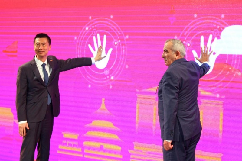 �й�פԼ����ʹ��ΰ��Լ���Ļ�����˹����������ϣ�¹�ͬ����ϵ�л���ɴ�������ڵ���