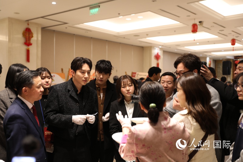 &nbsp;��ʦ�򺫹������˽����в͡�