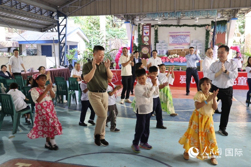 ��Ȫ��ʹ���з������������˹Сѧѧ��һ�����𵱵��赸�����������߷���  ��