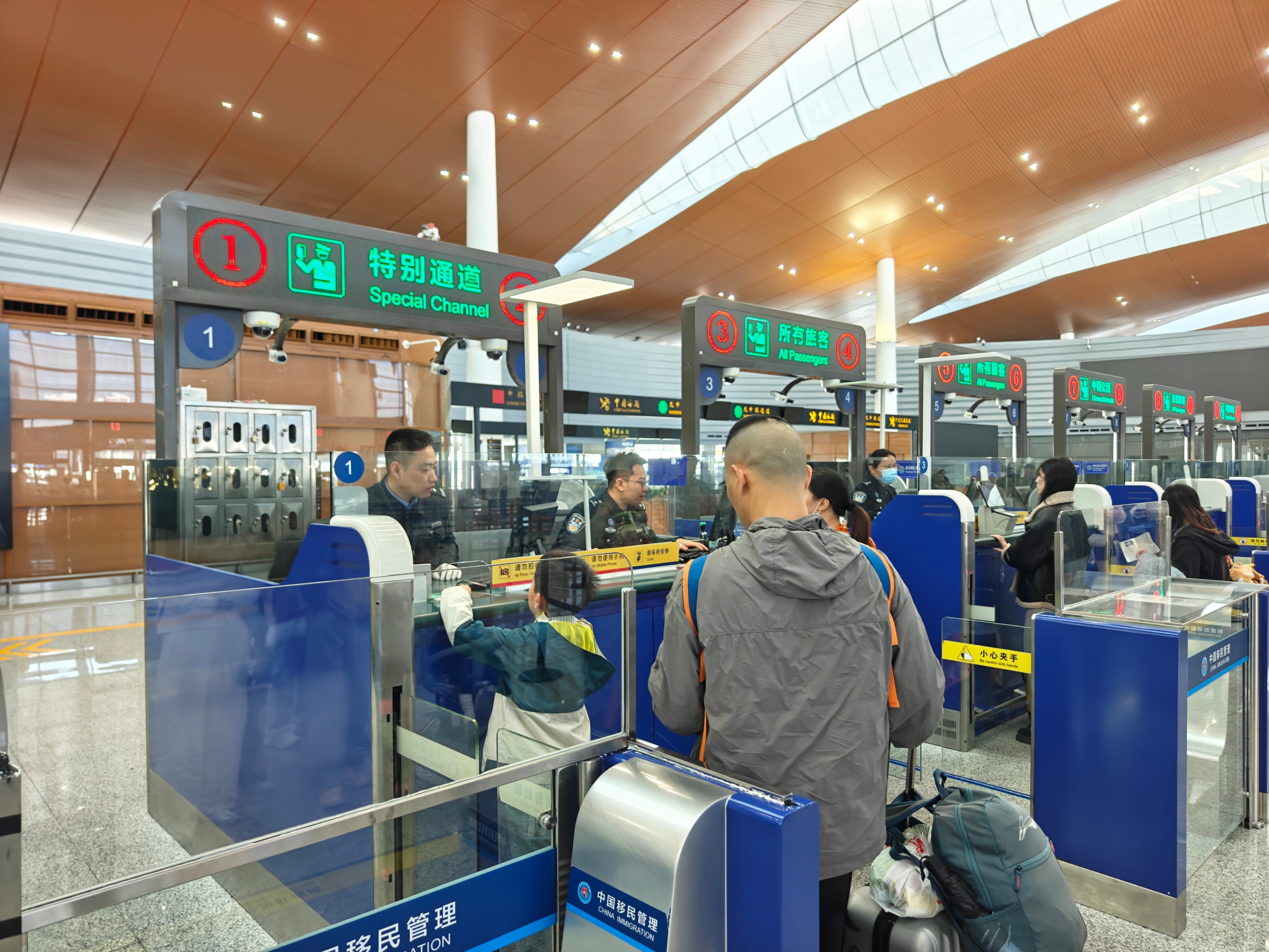 ����Ĵ����麣��·�ڰ����߼����ڸ�ִ�ڣ����������۵��ÿ�֤�������������� ���ŵ���