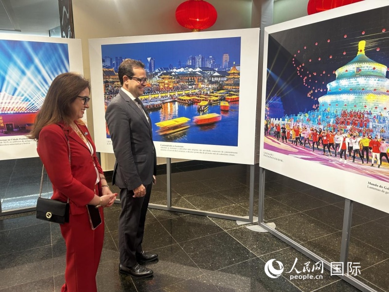 �д����ϻ��������й������Ļ�ͼƬչ�����������׷�פ�㡣 ���������� ����ˬ��