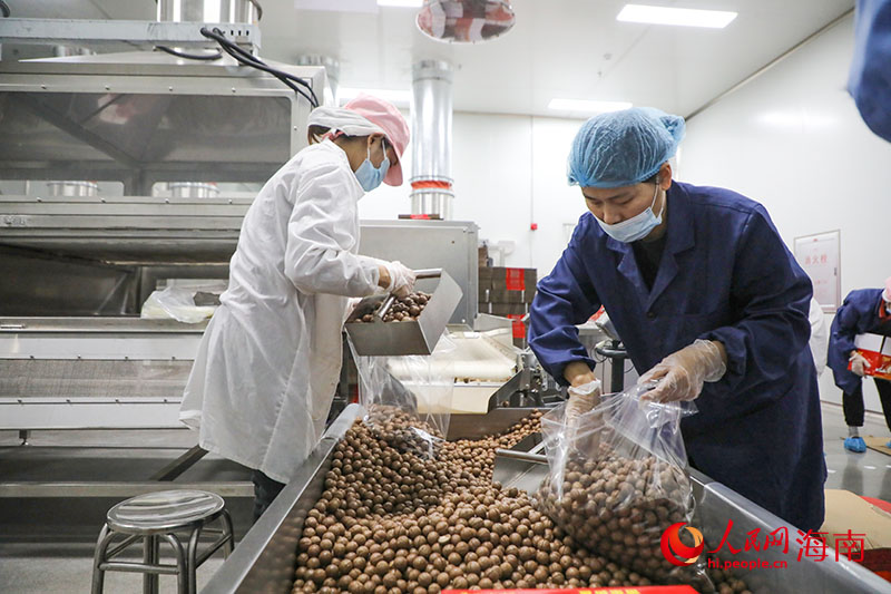 在健味鲜的生产车间里,工人们正在加紧打包产品。人民网记者 牛良玉摄