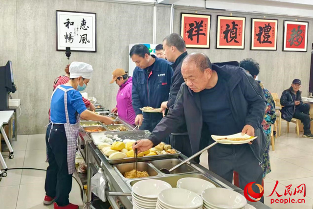 五福食堂内,居民有序打饭。人民网 程明辉摄