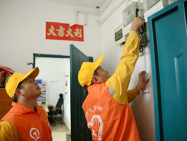 ͼΪ����־Ը�����ڼ��ѧУ��·�����Ī�ǈ���