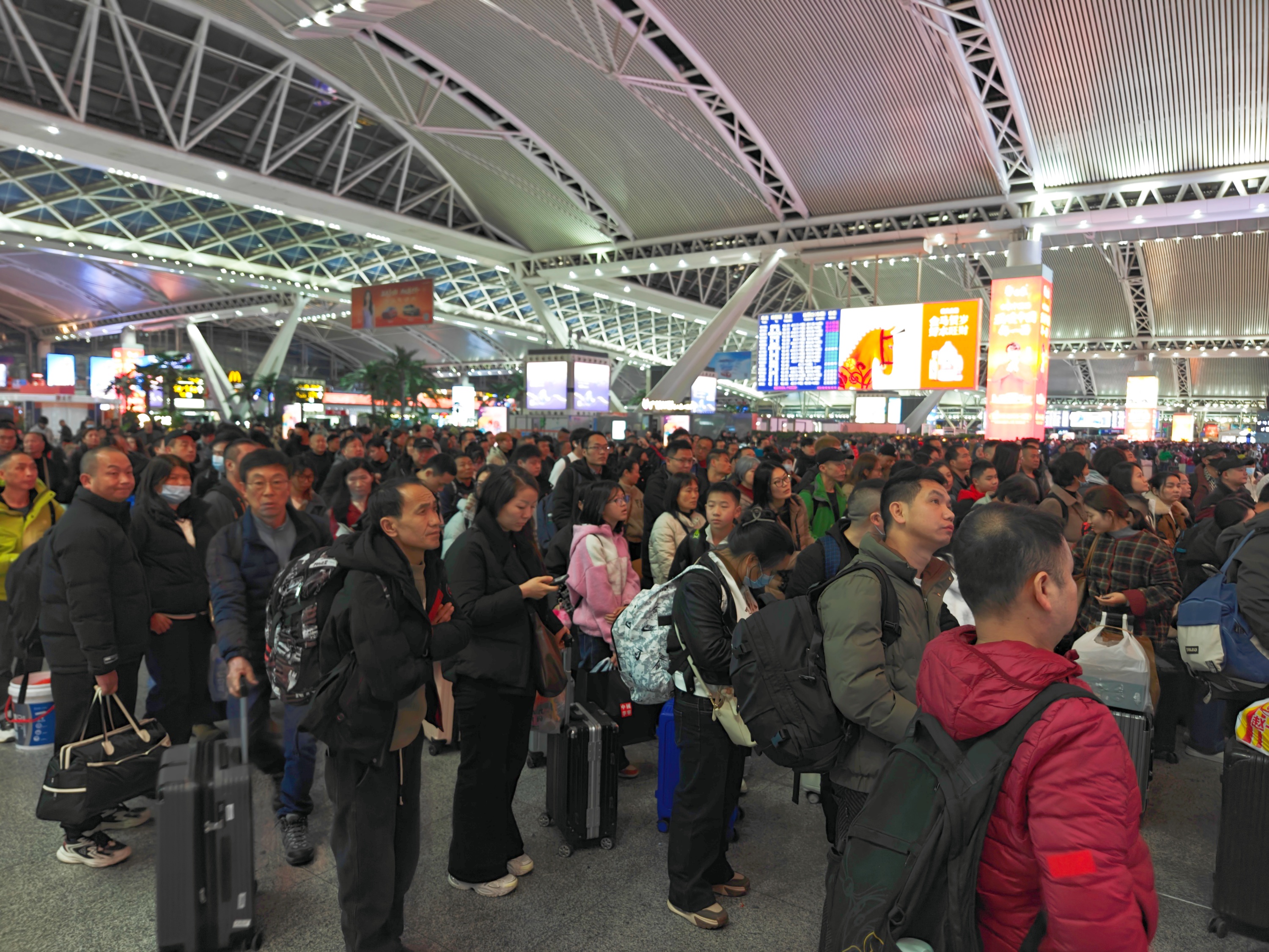 2��2�գ�������վ�������ÿ��Ŷӵȴ���Ʊ������������ ���ŵ���