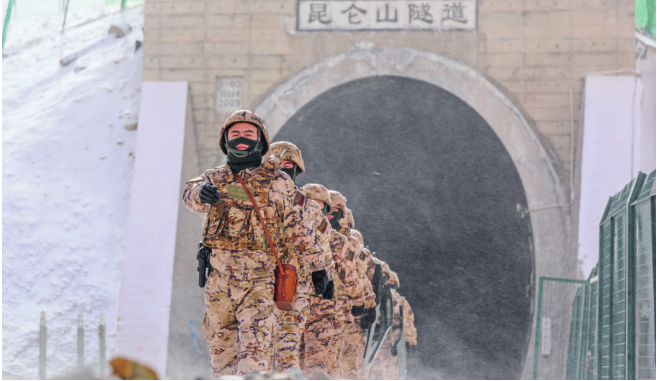 2��16�գ��ں��ν�5000�׵�����ɽ��´���������侯�ຣ�ܶӺ���֧�ӹٱ�ð���Ϻ��������·����ɽ����ִ��Ѳ��������� ��