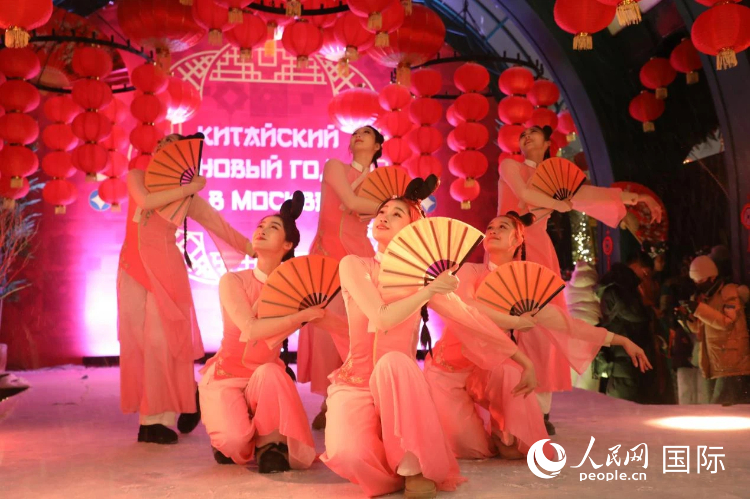 ͼΪ��Ա�ڻ��Ļʽ�ϱ��ݡ����������� Ф������