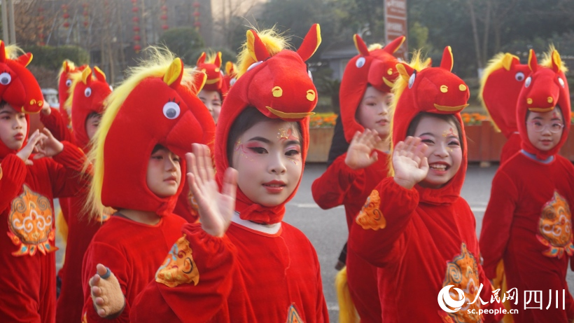 开幕式小演员在去往舞台路上。实习生 郭悠然摄