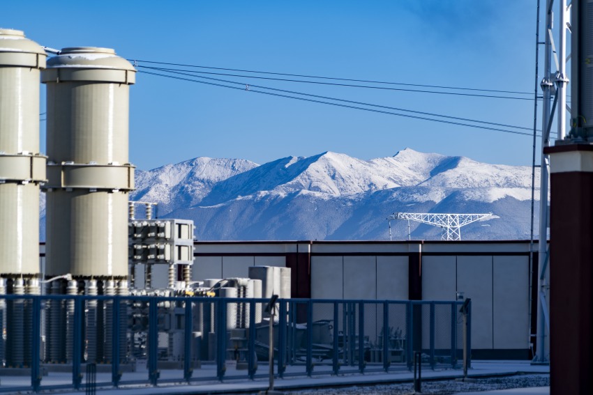 卡麦换流站内,眺望隔江相望的雪山。朱轩廷摄