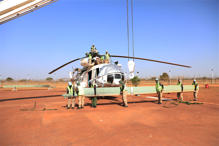 �����ڼ�ɻ�������Ҷ���ƺ���