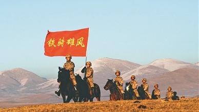 火箭军某部骑兵连组织巡逻。刘鹏 摄