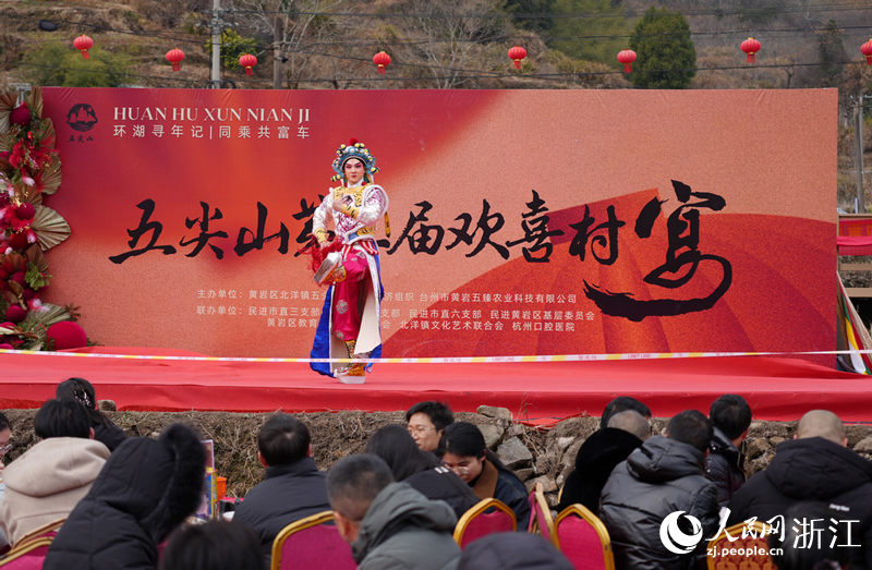 折子戏《雅观楼》正在上演。人民网记者 郭扬摄