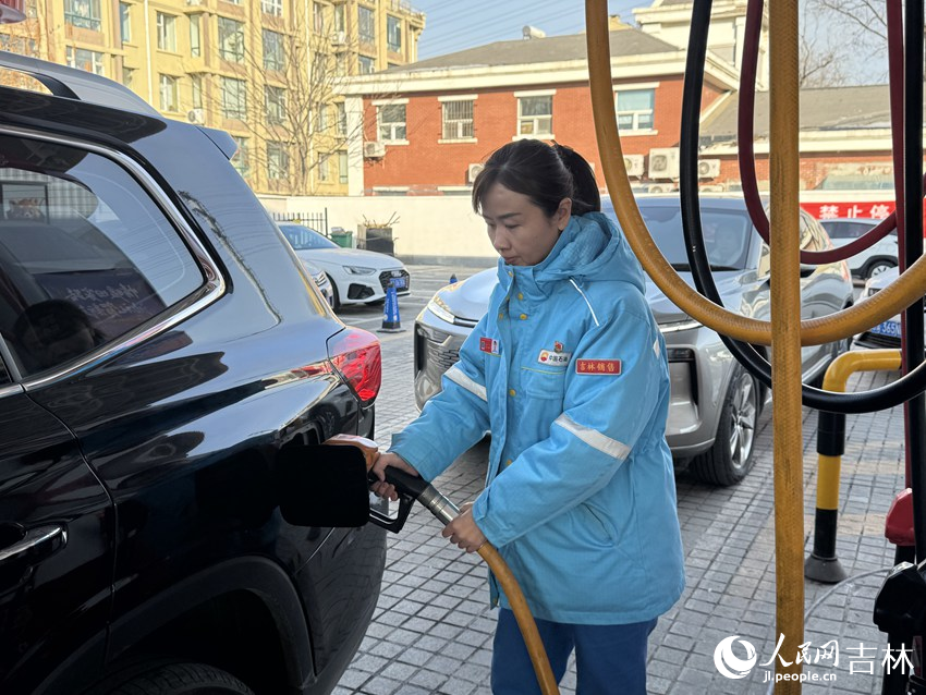 于丹正在给车辆加油。人民网记者 李思玥摄