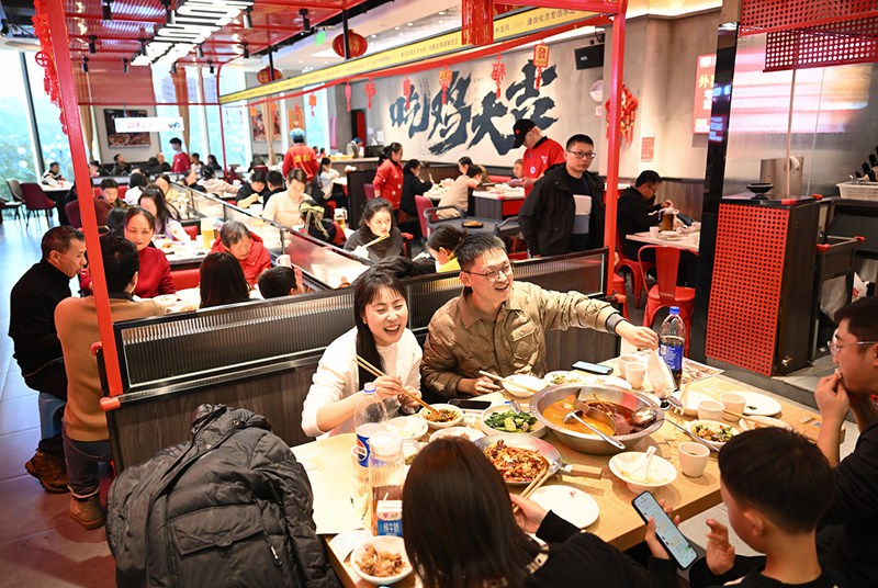 2��16�գ��ϰ����ϱ�·ĳ�̳���������ů����ҹ����Χ������ л��ǿ ��