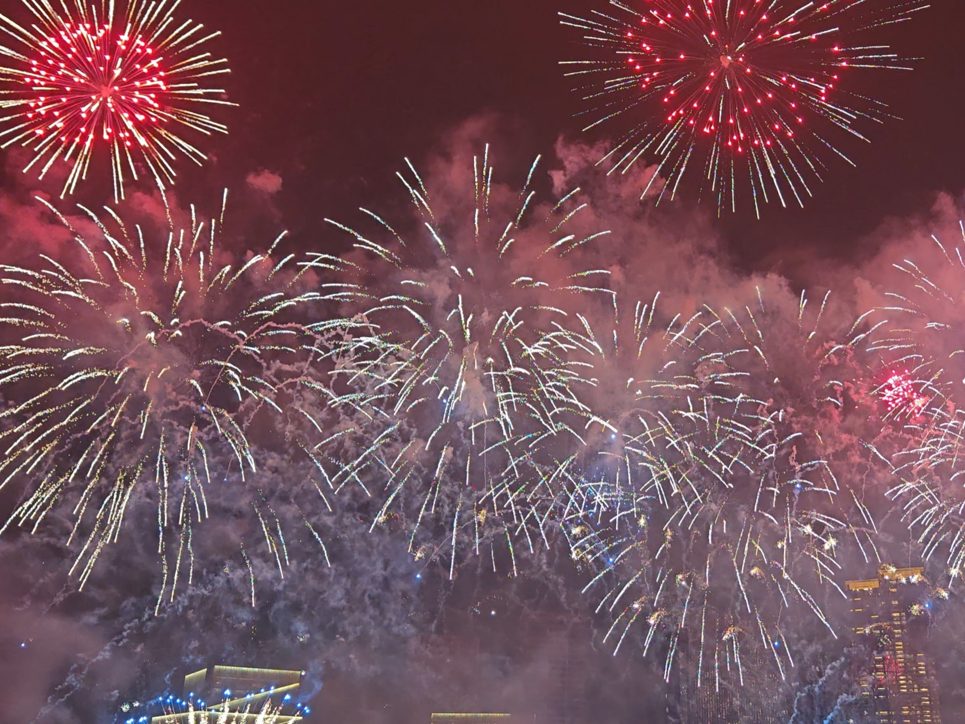 烟花汇演现场,璀璨夺目。人民网记者 王雅蝶摄