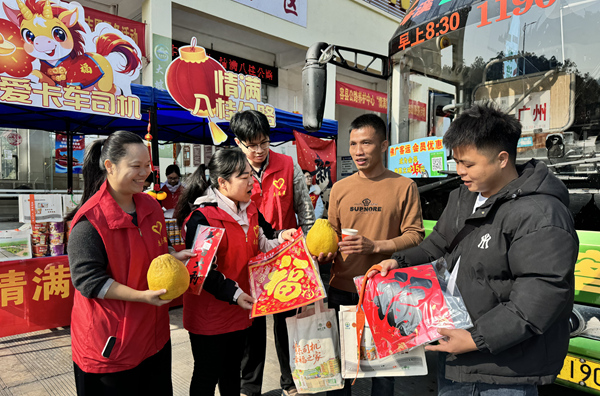 容县公路养记中心志愿者向卡车司机递上热茶,送上祝福。覃丹莉摄