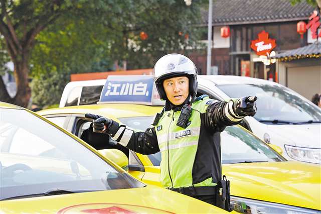 ɳƺ������˫����徯�����Ա�ڴ����ں��ָ�ӽ�ͨ��ͨѶԱ ���� ��/�Ӿ�����