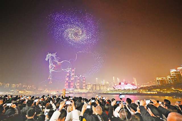 2��16�գ��ϰ����ϱ�·���ڶ�������ο��ֳ��ۿ����˻��ƹ���չ�ݡ����� л��ǿ ��/�Ӿ�����