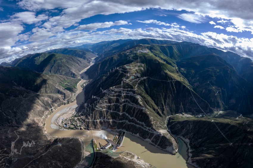 进入卡麦换流站必经的盘山路。郑自豪摄