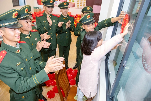 �侯�ٱ���С���޹�ͬ�����´�������ӭ���´��ѽڵĵ�����