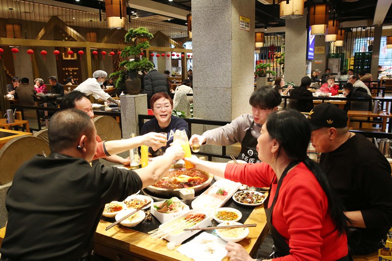 2��16�գ�������������С������Χ���ڻ���Ծٱ����꣬��ζʮ�㡣��Լ��Ӱ ����