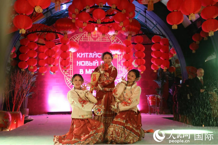 ͼΪ��Ա�ڻ��Ļʽ�ϱ��ݡ����������� Ф������