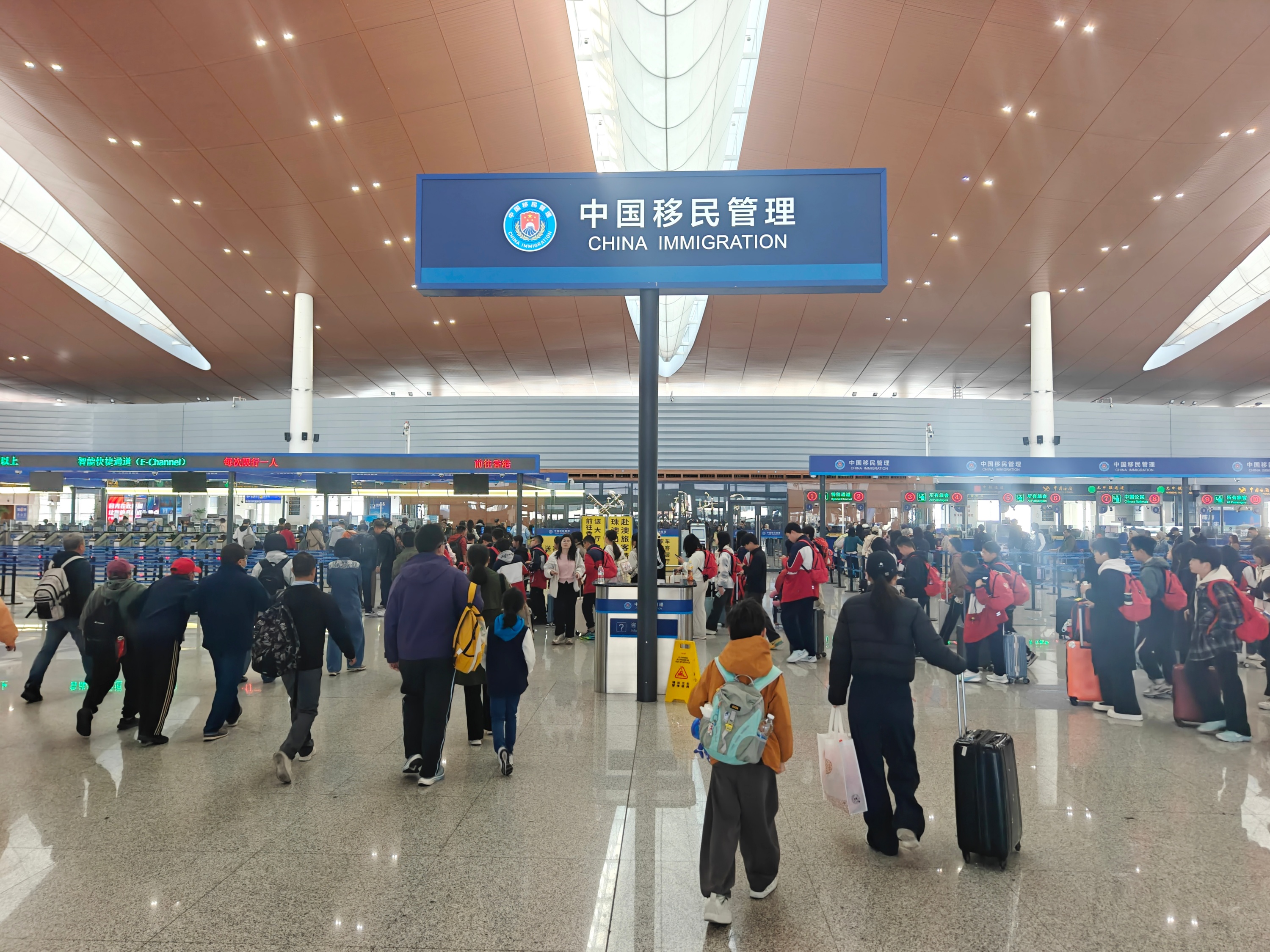 港珠澳大桥珠海公路口岸,大量旅客准备出境前往香港研学、旅游、探亲等。人民网记者 王雅蝶摄