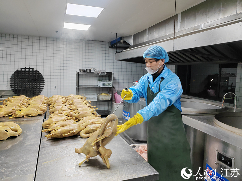 加工卤制好的扬州盐水鹅。人民网记者 王丹丹摄